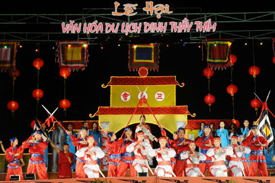 Chuẩn bị cho lễ hội Dinh Thầy Th&iacute;m